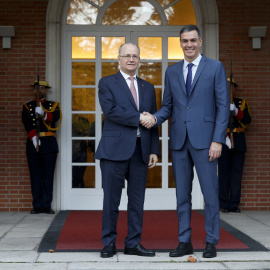 El presidente del Gobierno, Pedro Sánchez (d), saluda al primer ministro palestino y titular de Asuntos Exteriores, Muhamad Mustafa, este jueves en el Palacio de la Moncloa.