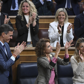 De izda a dcha; El presidente del Gobierno, Pedro Sánchez, y las vicepresidentas María Jesús Montero y Yolanda Díaz, aplauden durante el pleno celebrado este jueves en el Congreso de Los Diputados