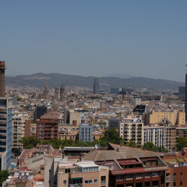 Varios edificios de viviendas vistos desde el mirador del Poble Sec, a 17 de mayo de 2023, en Barcelona, Cataluña (España).