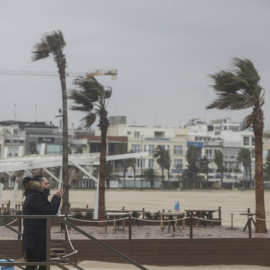 Foto de archivo de la playa de la Malvarrosa, en València, durante un temporal de viento