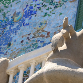 Detall de balcons i trencadís a la façana restaurada de la Casa Batlló