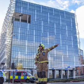 Los bomberos inspeccionan el lugar frente a la embajada de Estados Unidos tras la explosión controlada de un paquete sospechoso, a 22 de noviembre de 2024.