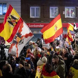 Protesta contra el presidente del Gobierno, Pedro Sánchez, en la calle Ferraz, a 21 de noviembre de 2024, en Madrid (España).