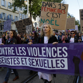 Mujeres sostienen una pancarta con el mensaje 'Contra la violencia sexista y sexual', durante la manifestación por el Día Mundial contra la Violencia hacia las Mujeres, en Niza (Francia), el 23 de noviembre de 2024.