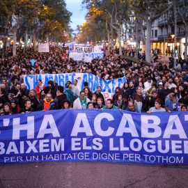 23/11/2024 - La capçalera de la manifestació per exigir la rebaixa dels lloguers.