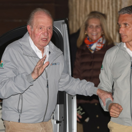 El Rey Juan Carlos (i) se dirige a los medios de comunicación, en el Real Club Náutico de Sanxenxo, a 25 de noviembre de 2023, en Sanxenxo, Pontevedra, Galicia (España). El Rey Juan Carlos llegó el pasado lunes 20 de noviembre a Sanxenxo (P