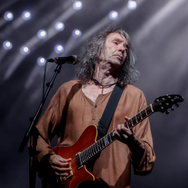 El cantante Roberto Iniesta, 'Robe', durante un concierto en el Auditorio Miguel Ríos, a 25 de mayo de 2024, en Rivas-Vaciamadrid, Madrid (España).