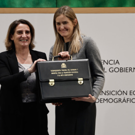 La nueva vicepresidenta tercera y ministra Transición Ecológica y Reto Demográfico, Sara Aagesen (d) recibe la cartera de su cargo de manos de su predecesora de Teresa Ribera (i) durante el acto de toma de posesión en el Ministerio de Trans