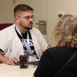 Un administratiu del CAP Florida Sud de l'Hospitalet atén una pacient