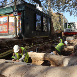 Obrers i arquitectes treballant en les obres de la Rambla de Barcelona