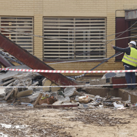 Bomberos en la zona que ha colapsado en el CEIP Lluís Vives de Massanassa, donde ha fallecido un operario.