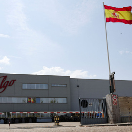 Una bandera de España, en la entrada de la planta del fabricante de ferrocarriles Talgo en Las Rozas (Madrid). REUTERS/Violeta Santos Moura