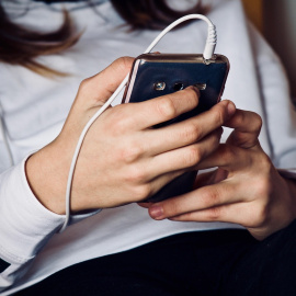 Imagen de una adolescente con un teléfono.