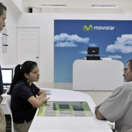 Un cliente es atendido en una tienda de la compañía Movistar, en una imagen de archivo. EFE/Jeffrey Arguedas