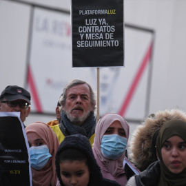 Imagen de archivo de varias personas que se manifiestan para pedir que el suministro eléctrico vuelva a la Cañada Real frente a la Asamblea de Madrid, a 15 de diciembre de 2022.