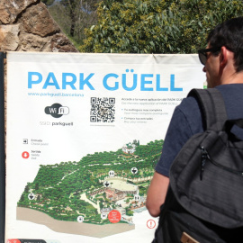 04/2024 - Un turista davant del Park Güell.