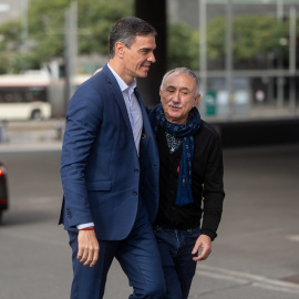 El presidente del Gobierno, Pedro Sánchez (i), y el secretario general de UGT, Pepe Álvarez (d), a su llegada a la segunda jornada del Congreso Confederal de UGT, en el Centro de Convenciones Internacionales de Barcelona