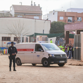 Varios vehículos frente al colegio que sufrió un derrumbe en Massanassa (València).