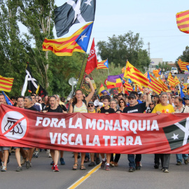 La manifestació abans de dividir-se sortint de Caldes cap a l'hotel on es feia l'acte amb el rei