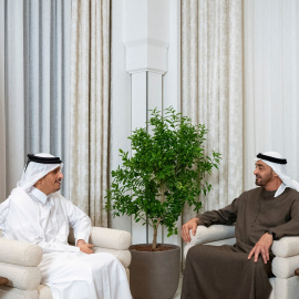 El presidente de los Emiratos Árabes Unidos, el jeque Mohamed bin Zayed Al Nahyan,  con el primer ministro de Qatar, Mohammed bin Abdulrahman bin Jassim Al Thani, en el Palacio Al Shati, en Abu Dhabi (Emiratos Árabes Unidos), el pasado novi