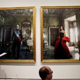 Cámaras de televisión y fotógrafos toman imágenes de los retratos del rey Felipe VI y la reina Letizia realizados por la fotógrafa estadounidense Annie Leibovitz , en el Banco de España.