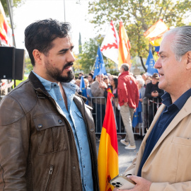 El eurodiputado Luis 'Alvise' Pérez durante una concentración para pedir elecciones generales en la Plaza de Castilla, a 20 de octubre de 2024, en Madrid.