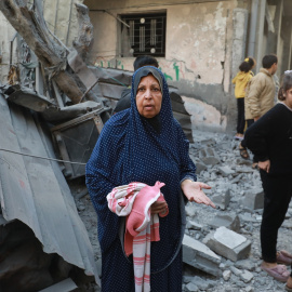 Palestinos tras un ataque de Israel al campo de refugiados de Bureij, en el centro de Gaza.