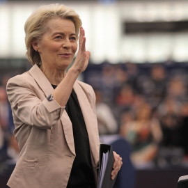 Ursula von der Leyen, presidenta de la Comisión Europea, tras pronunciar su discurso en el Parlamento Europeo, a 27 de noviembre de 2024.