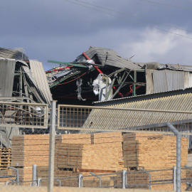 Vista de la nave industrial en Ibi (Alacant) dedicada a la fabricación de corcho que ha sufrido una explosión, a 27 de noviembre de 2024.