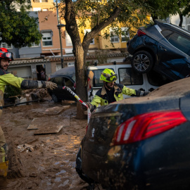 Dos bomberos trabajan en una zona afectada por la DANA, en el País Valencià.