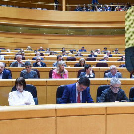 Un pleno del senado y George Peter Kaluma (izquierda), parlamentario keniano conocido por sus ideas homófobas.