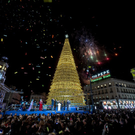 Centenares de personas asisten al encendido de luces de navidad, en la Puerta del Sol, a 23 de noviembre de 2023, en Madrid (España)