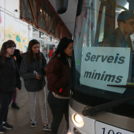 Diversos usuaris d'autobús de l'estació de Tarragona pugen en un bus que fa serveis mínims coincidint amb la primera jornada de vaga dels treballadors del sector