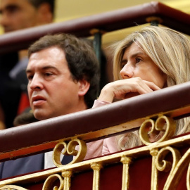 El hermano de Pedro Sánchez, David Sanchez, con kla esposa del líder socialista, Begoña Gómez, en la tribuna de invitados del Congreso de los Diputados, en una imagen de archivo. EFE/Ballesteros