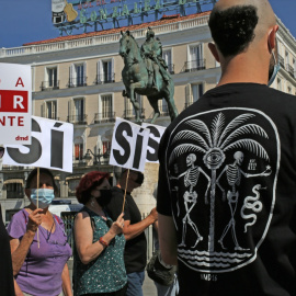 Un grupo de personas se reúne durante la concentración de la asociación Derecho a Morir Dignamente, a 25 de junio de 2021, en Madrid.