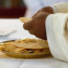 Sacerdote oficiando una misa, en una imagen de archivo.