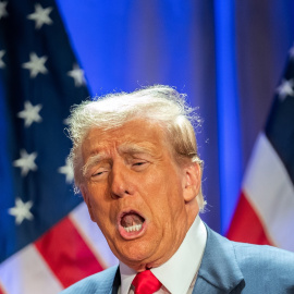 El presidente electo de Estados Unidos, Donald Trump, hace gestos durante una reunión con los republicanos de la Cámara de Representantes en el hotel Hyatt Regency de Washington.-EFE/EPA/ALLISON ROBBERT / POOL