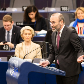  Manfred Weber, presidente del Grupo PPE, habla en el pleno del Parlamento Europeo, mientras que Ursula Von der Leyen, presidenta de la Comisión Europea, se sienta al fondo. Philipp von Ditfurth/ Europa Press.