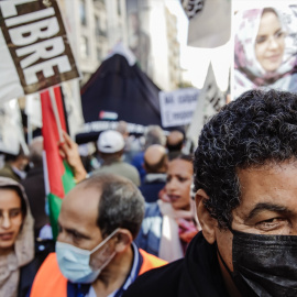  El delegado estatal del Frente Polisario en España, Abdulah Arabi, participa junto a un grupo de personas en una manifestación contra la violación de derechos en el Sáhara Occidental. Imagen de archivo.Carlos Luján / Europa Press