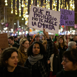  Decenas de personas portan carteles, durante una manifestación por el 25N, en Barcelona. Lorena Sopêna / Europa Press.