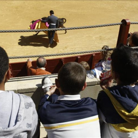  Unos niños presenciando una corrida de toros. EFE / Archivo.