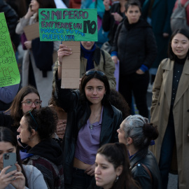  Decenas de mujeres durante la manifestación del 8M, en Barcelona. David Zorrakino / Europa Press.