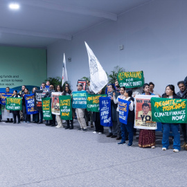  Activistas sostienen pancartas y carteles durante una protesta en la Conferencia de las Naciones Unidas sobre el Cambio Climático COP29. Europa Press.