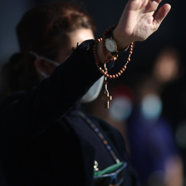  Una mujer realiza el saludo fascista durante una concentración en conmemoración de la muerte de Franco y de José Antonio Primo de Rivera en la Plaza de Oriente, en Madrid. Eduardo Parra / Europa Press.