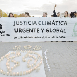  Decenas de personas durante una vigilia solidaria con los afectados por la DANA, en Madrid. -Mateo Lanzuela / Europa Press.