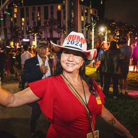  El candidato presidencial republicano estadounidense y partidarios del expresidente Donald Trump se manifiestan frente al Centro de Convenciones de Palm Beach. Dave Decker/ Europa Press.