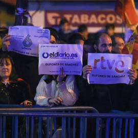  Tres personas muestran carteles en contra de algunos medios de comunicación, durante una manifestación contra la amnistía frente a la sede del PSOE en Ferraz. Gustavo Valiente / Europa Press