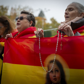  Varias personas durante una manifestación contra la investidura de Pedro Sánchez. Juan Barbosa / Europa Press.