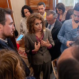  La vicepresidenta primera y ministra de hacienda, María Jesús Montero, atiende a los medios durante una sesión plenaria en el Congreso de los Diputados. Eduardo Parra / Europa Press.