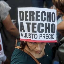  Varias personas durante una manifestación por el derecho a la vivienda, en Valencia. Rober Solsona / Europa Press.